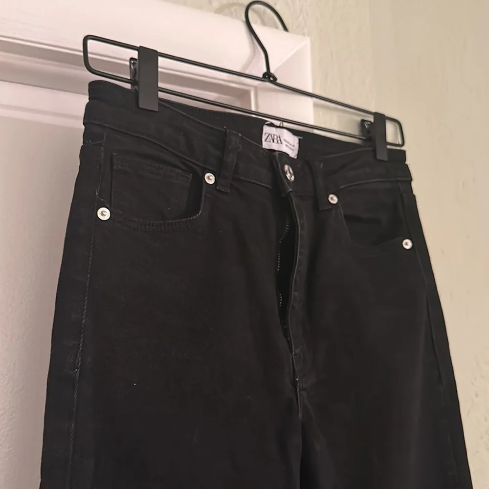Zara High Rise Split Hem Black Jeans Size 6 | Straight Leg - Picture 5 of 6